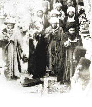 ببینید | قاب عکس معاندار در پشت سر رهبری در دیدار با زکزاکی