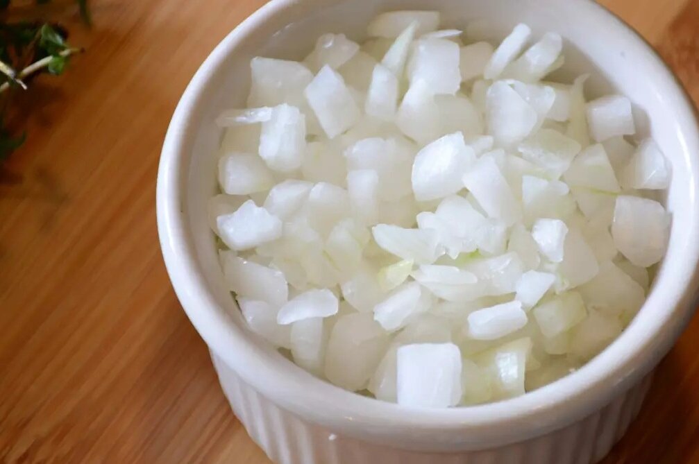 چرا پیاز خرد شده را نباید در یخچال گذاشت؟ | شرط نگهداری از پیاز خرد شده