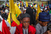 تصاویر | نحوه استقبال مشهدی‌ها از شیخ زکزاکی | دستنوشته‌ها و پرچم‌های که مردم آوردند