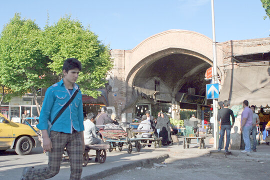 بازاری که فیل و کرگدن داشت! | حراج لباسهای بیروتی در بازار طرخانی