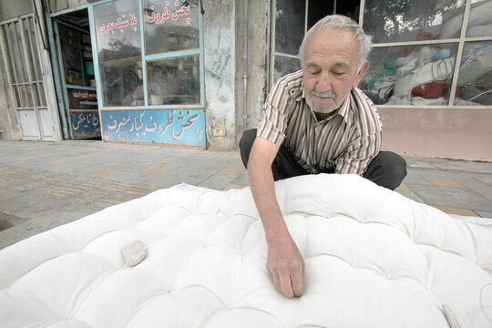 بازاری که فیل و کرگدن داشت! | حراج لباسهای بیروتی در بازار طرخانی