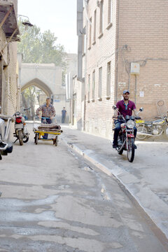 بازاری که فیل و کرگدن داشت! | حراج لباسهای بیروتی در بازار طرخانی