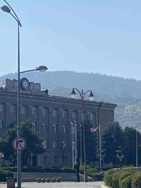 علیاف پرچم جمهوری آذربایجان را در قرهباغ بالا برد