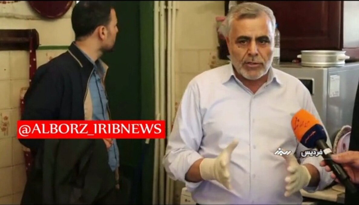 (۱۸+) اولین تصویر از لحظه انتقال جسد مرحوم مهرجویی و همسرش عکسهایی واضح از داخل ویلا و محل (۱۸+) اولین تصویر از لحظه انتقال جسد مرحوم مهرجویی و همسرش عکسهایی واضح از داخل ویلا و محل