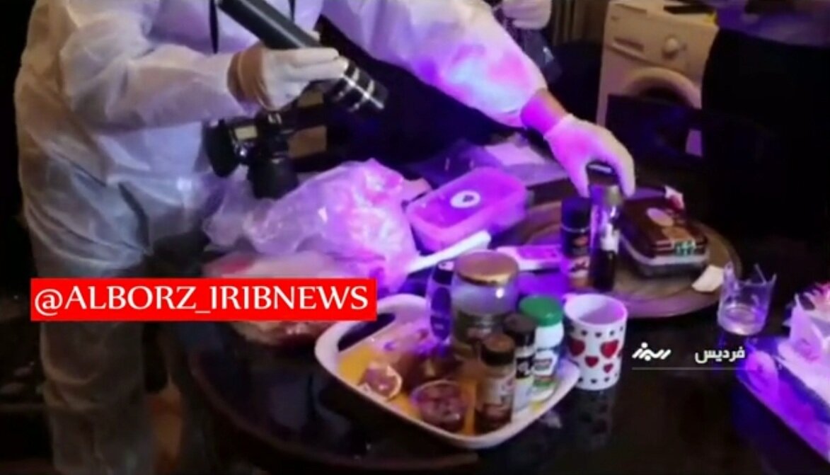 (۱۸+) اولین تصویر از لحظه انتقال جسد مرحوم مهرجویی و همسرش عکسهایی واضح از داخل ویلا و محل (۱۸+) اولین تصویر از لحظه انتقال جسد مرحوم مهرجویی و همسرش عکسهایی واضح از داخل ویلا و محل