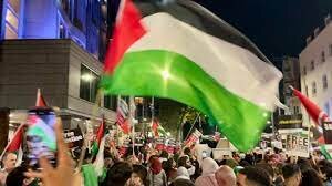 پرچم فلسطین به روی دوش خبرنگار العالم در لندن