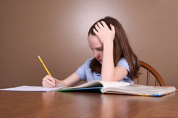 عوامل بی میلی کودکان به یادگیری | چطور میتوان کودکان را به درس خواندن علاقه مند کرد؟