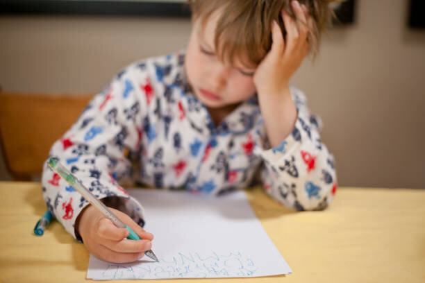 عوامل بی میلی کودکان به یادگیری | چطور میتوان کودکان را به درس خواندن علاقه مند کرد؟