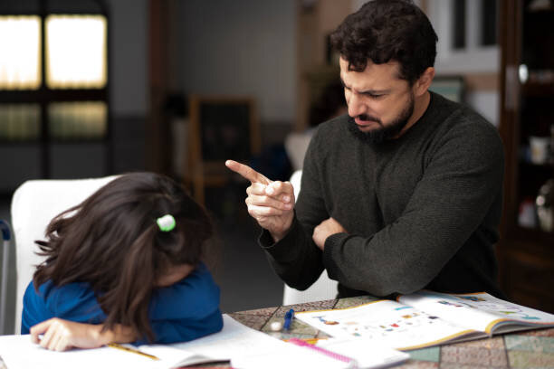 عوامل بی میلی کودکان به یادگیری | چطور میتوان کودکان را به درس خواندن علاقه مند کرد؟