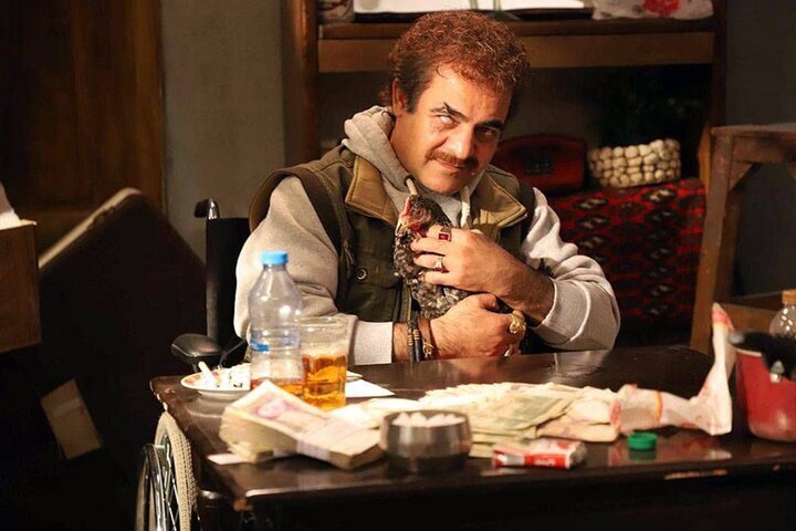 چهره گریم شده بازیگر مطرح در قمارخانه زیرزمینی حاشیه شهر