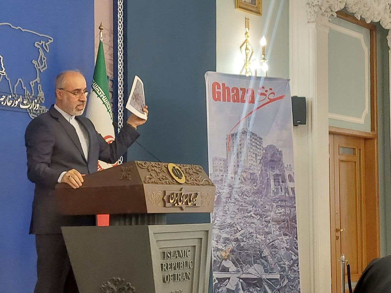 شرایط دردناکی را در غزه شاهدیم | عکسی که کنعانی در نشست خبری نشان داد | آیا از نگاه مدعیان، حقوق بشر شامل حقوق کودکان فلسطینی میشود؟