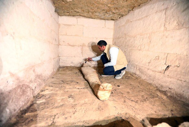 عکس | کشف کتاب مردگان و مومیایی‌های ۳۴۰۰ ساله مصر باستان | مقبره‌های باستانی، طلسم‌ها و اشیای گرانبها