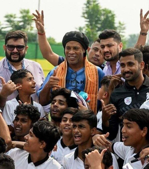 تصاویر نحوه استقبال هندی‌ها از رونالدینیو | هجوم برای دیدن شاعر فوتبال