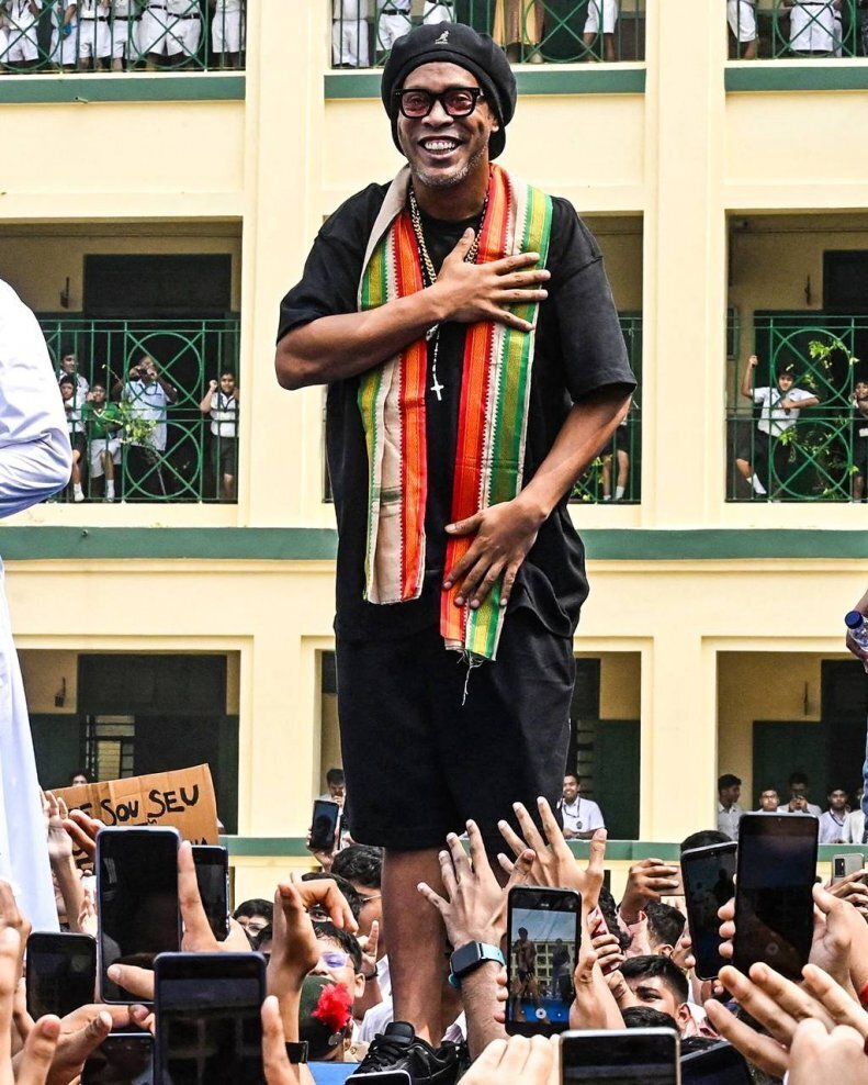 تصاویر نحوه استقبال هندیها از رونالدینیو | هجوم برای دیدن شاعر فوتبال