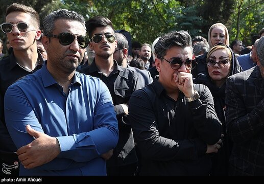 گریه‌های بی امان چهره‌های مشهور در مراسم تشییع داریوش مهرجویی و همسرش