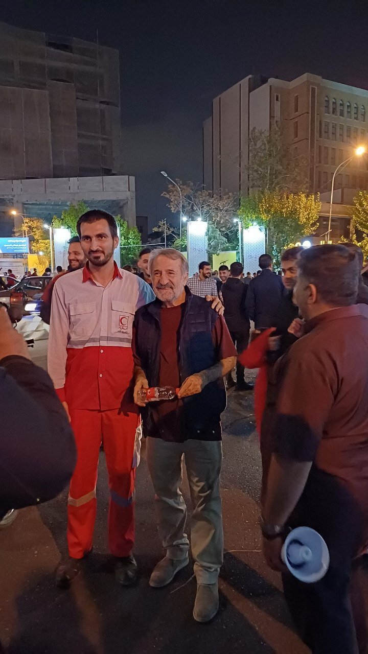 تصویر بازیگر مطرح تلویزیون و سینما در تجمع شبانه میدان فلسطین مهران رجبی