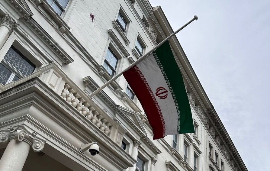 پرچم ایران در سفارت لندن