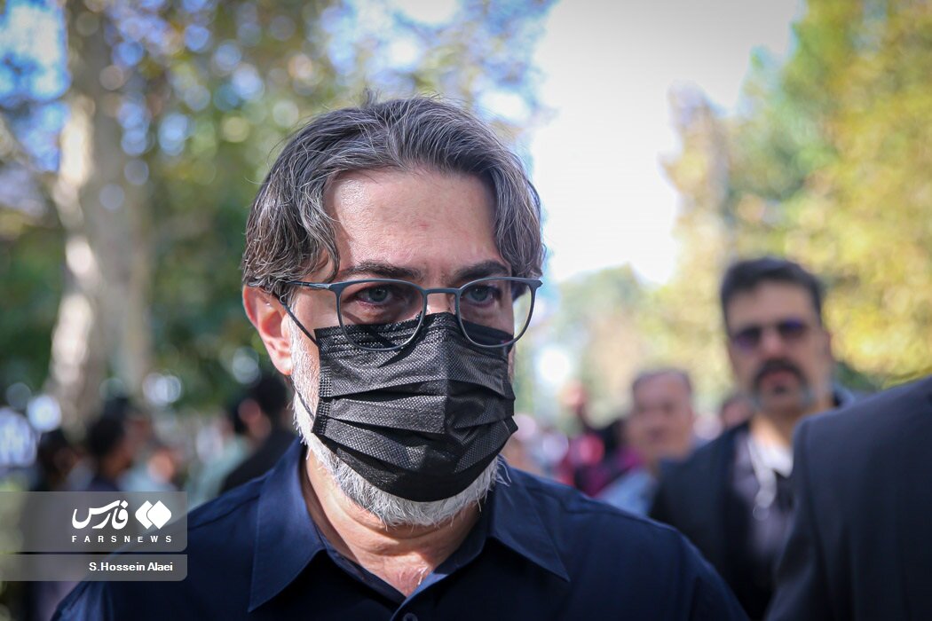 چهره خاص پارسا پیروزفر در مراسم تشییع مرحوم داریوش مهرجویی + تصویر