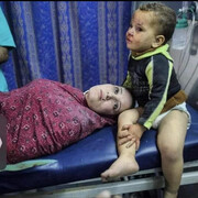تصاویر دردناک از مادر و فرزندان بی پناه و مجروح فلسطینی در کف بیمارستان
