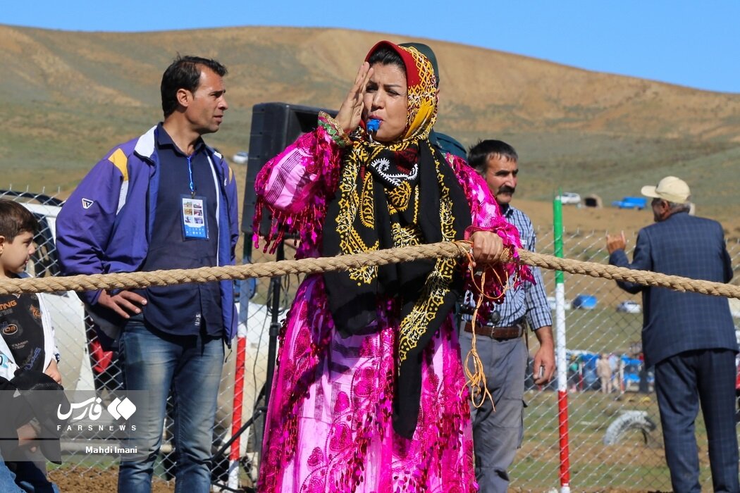 تصاویر مسابقات طناب کشی زنان عشایر ؛ از پیر و جوان تا کفش و دمپایی!