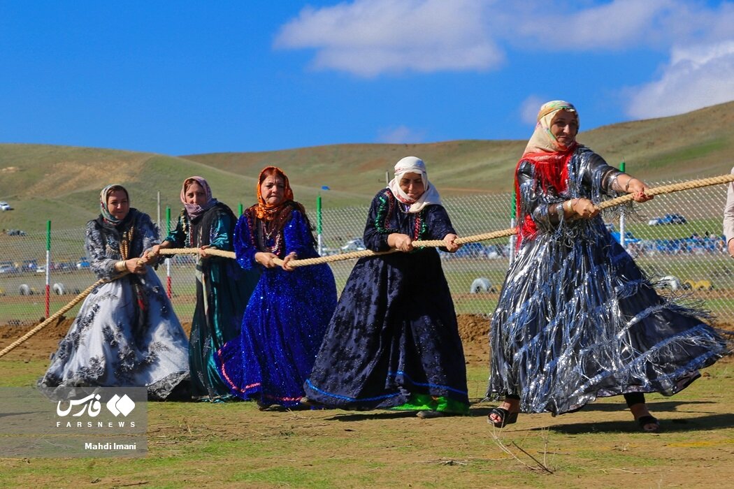 تصاویر مسابقات طناب کشی زنان عشایر ؛ از پیر و جوان تا کفش و دمپایی!