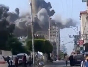 اولین تصاویر لحظه تخریب ناگهانی یک ساختمان غزه در حملات هوایی