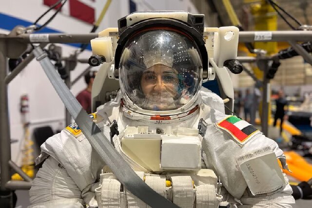 فضانورد زن اماراتی