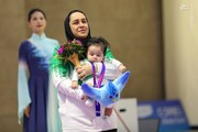 عکس | حضور ورزشکار زن ایرانی با فرزند خردسالش در جام جهانی کره