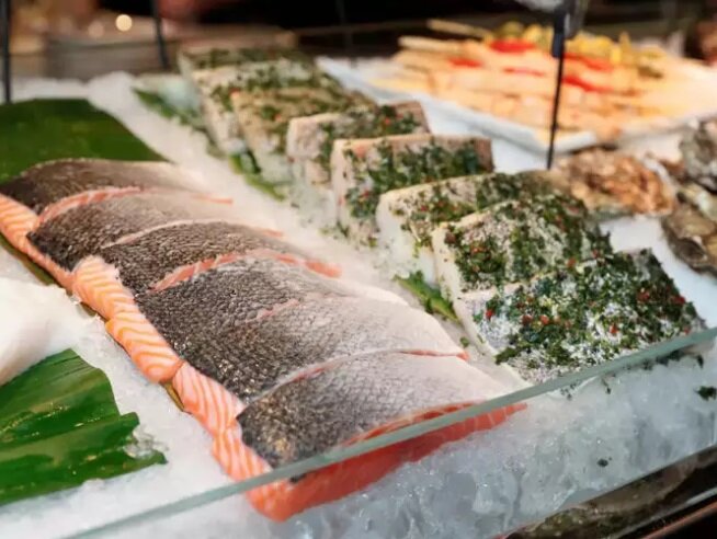 ترفندهایی برای تازه نگه داشتن غذاهای دریایی منجمد | بهترین روش یخ زدایی ماهی بدون تغییر مزه و کیفیت آن