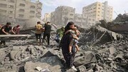 حال و روز کودک بیرون آمده از زیر آوار بمباران اسرائیل  | ببینید