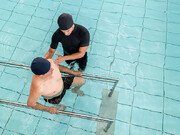 فیلم تمرینات آب درمانی برای زانو | برای تسکین درد زانو چگونه در آب ورزش کنیم؟