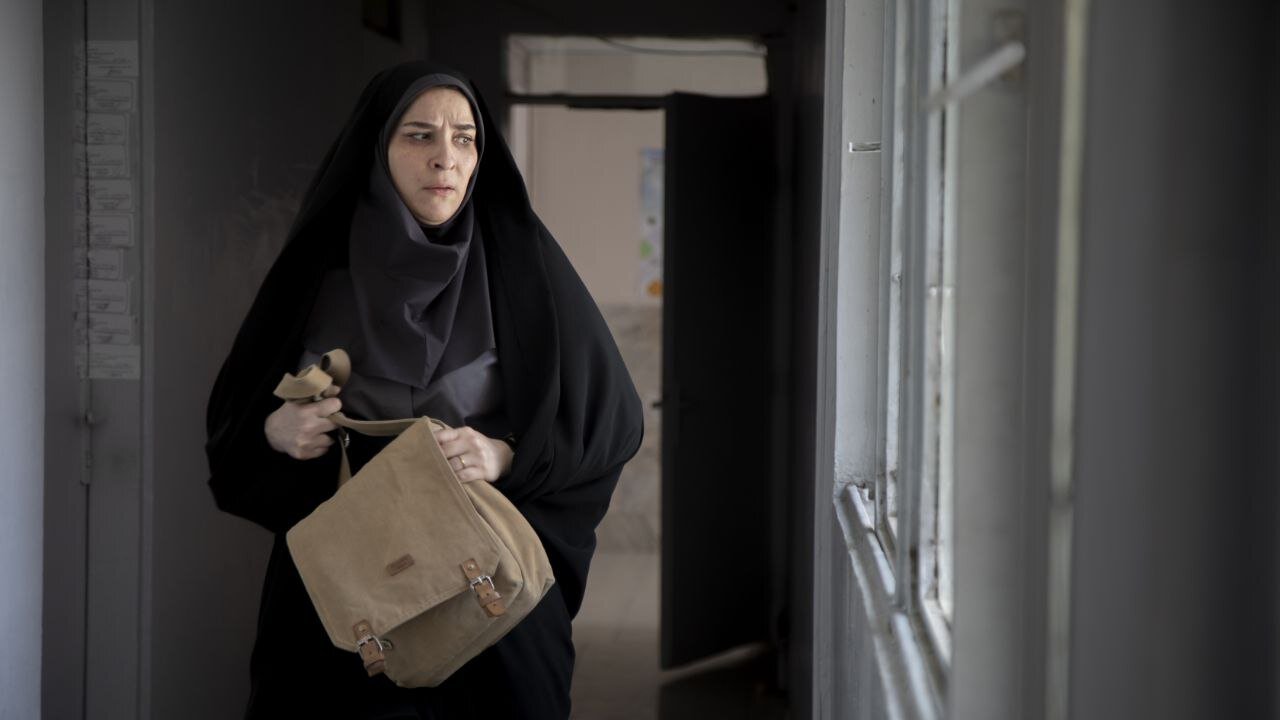 مدیر مدرسه و ۳ دختری که میخواستند برای تظاهرات به خیابان بروند