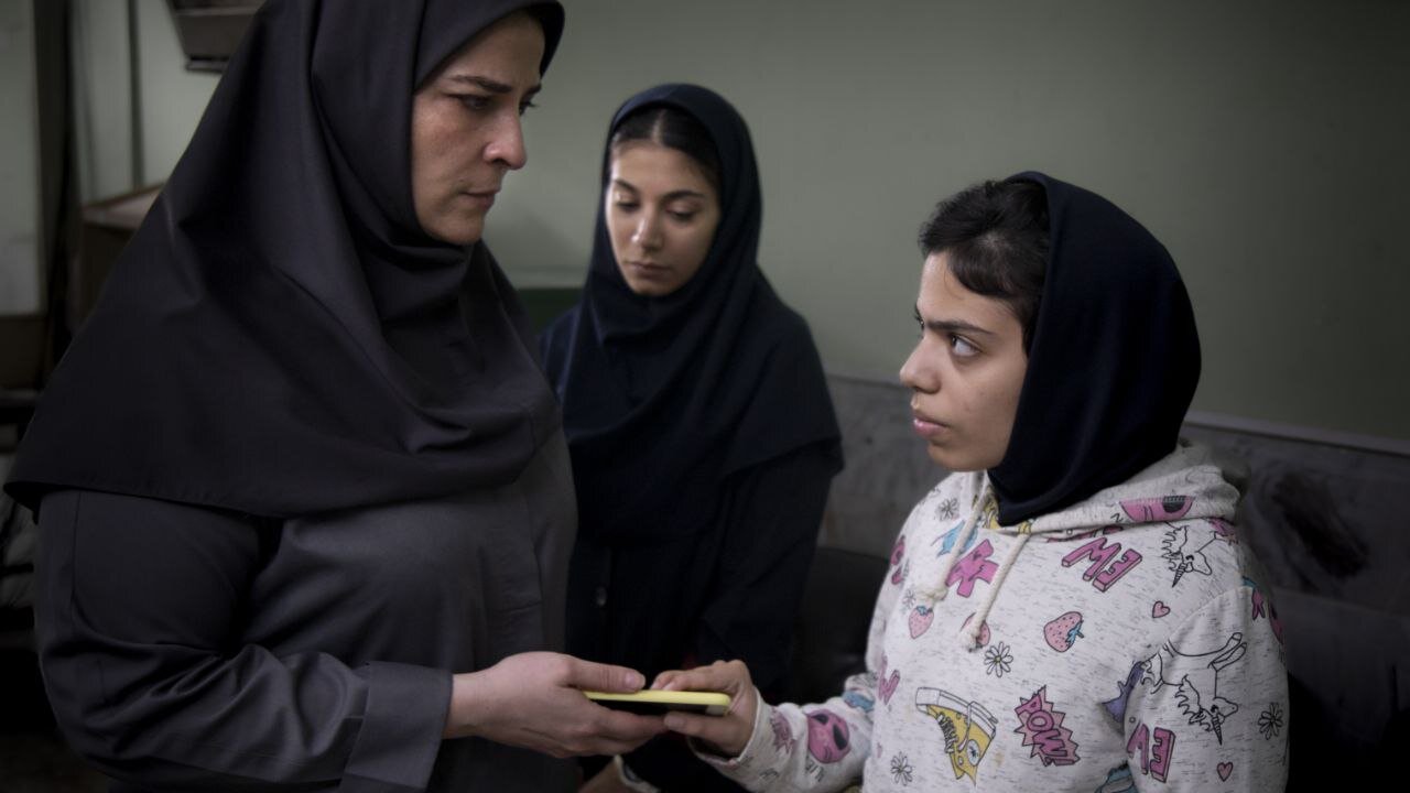 مدیر مدرسه و ۳ دختری که میخواستند برای تظاهرات به خیابان بروند