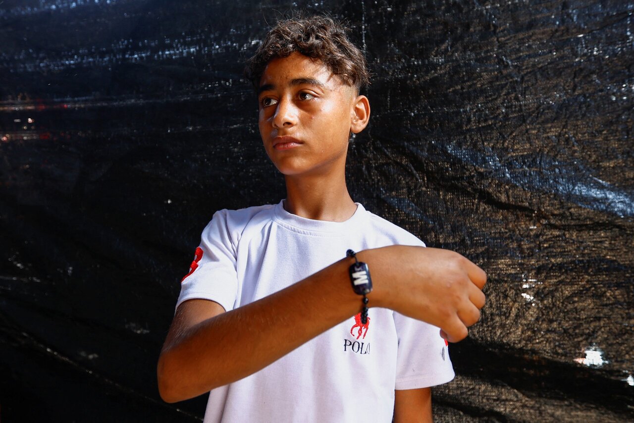 تصاویر | راهکار مردم غزه برای پیدا شدن پس از شهادت و دفن نشدن در گورهای دستهجمعی