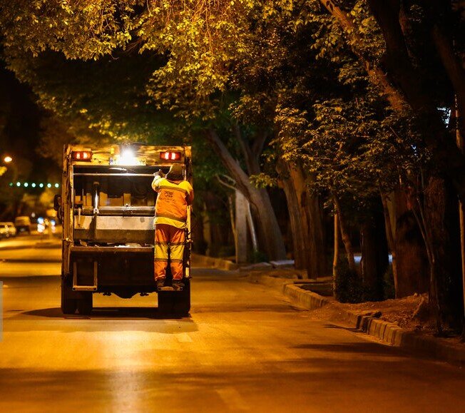 دشواریهای نظافت پایتخت | داستان پاکبانی که با یک ضربه چاقو نابینا شد | رانندههای پرخطر، قاتل جان رفتگرها هستند