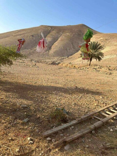 تصاویر | صهیونیست ها با عروسکهای آغشته به خون کودکان فلسطینی را میترسانند