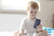 سن خرید گوشی برای کودکان | مدت زمان استفاده از موبایل برای کودک چقدر باشد؟ | خطرات استفاده زیاد از موبایل و تبلت برای کودکان