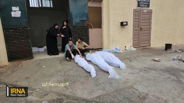 تصاویری از وداع با شهدای حملات شب گذشته ارتش رژیم صهیونیستی به مرکز نوار غزه