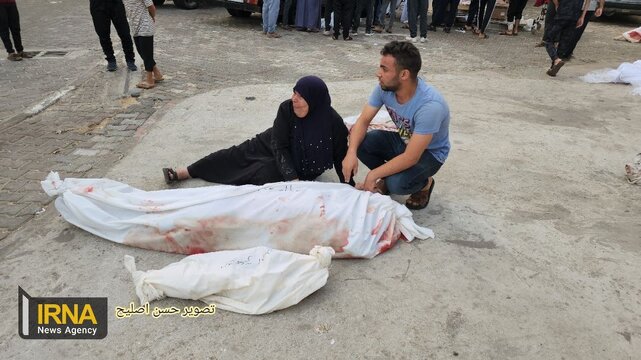 تصاویری از وداع با شهدای حملات شب گذشته ارتش رژیم صهیونیستی به مرکز نوار غزه