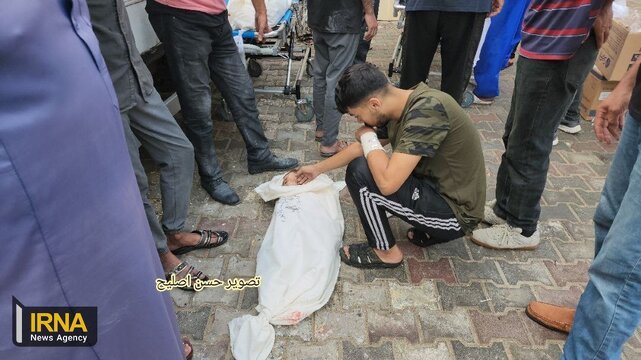 تصاویری از وداع با شهدای حملات شب گذشته ارتش رژیم صهیونیستی به مرکز نوار غزه