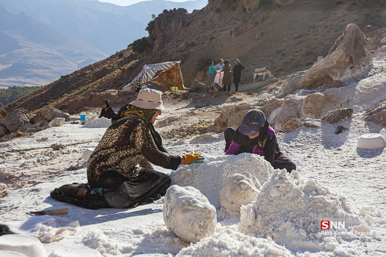 تصاویر | زندگی این زنان ایرانی با بلورهای سپید نمک گره خورده است