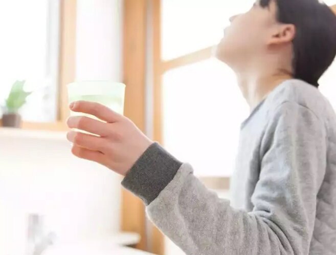 ۷ راه حل معجزه آسا و کم هزینه برای درمان سوزش گلو