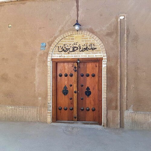 حکایت پرماجرای شاعر لبدوخته در تهران | حبس فرخی یزدی در گاراژ معروف پایتخت