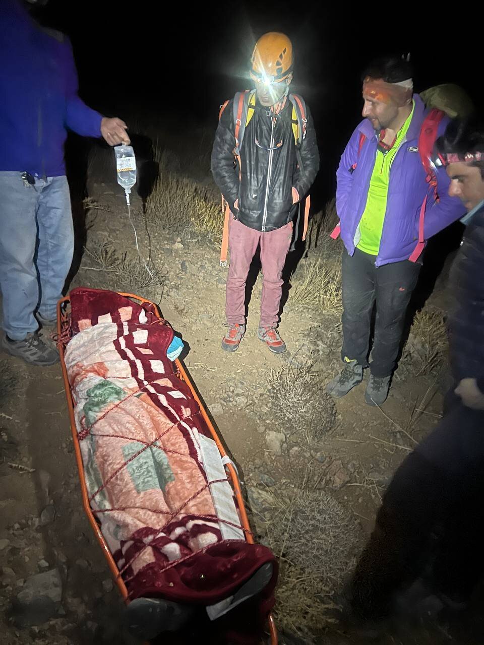 بانوی کوهنورد یزدی پس از فتح قله "میل فرنگی" دچار حادثه شد| عملیات نفسگیر گروه امداد و نجات مهریز در کوهستان!