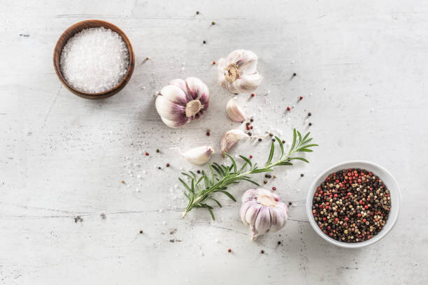 هرگز از این نوع نمک استفاده نکنید ؛ ناخالصی دارد | روش درست نگهداری از نمک ید دار در خانه