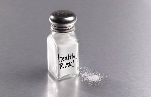 هرگز از این نوع نمک استفاده نکنید ؛ ناخالصی دارد | روش درست نگهداری از نمک ید دار در خانه