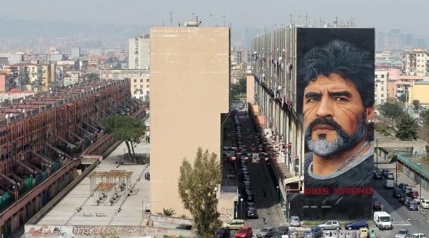 آلبوم تصاویر مارادونا بر شهر؛ قدیس ناپل