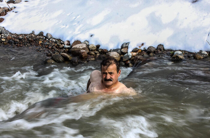 مرد یخی ایران: از تابستان بیزارم | چشم انتظار برف و یخبندان هستم | روغن حیوانی زیاد میخورم | پزشکان هنوز دلیل مقاومت بدن من به یخ را کشف نکرده اند...