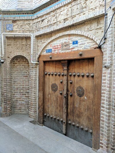 شگفتیهای معماری مسجد قنبر علیخان | منارهای با ۳ کاربری؛ بادگیر، مأذنه و رصدخانه