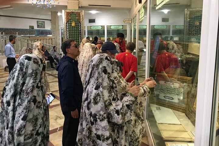 تصاویر جالب از حضور گردشگران چینی در موزه حضرت معصومه(س) | پوشش و حجاب زنان چینی را ببینید